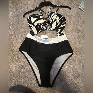 NWT Cupshe Black and White Swimsuit